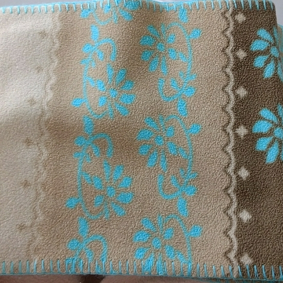 Elegant Floral Patterned Scarf - Picture 3 of 6